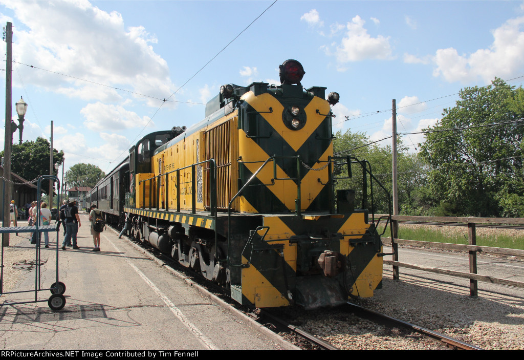 RSD-5 takes a turn pulling the coach train